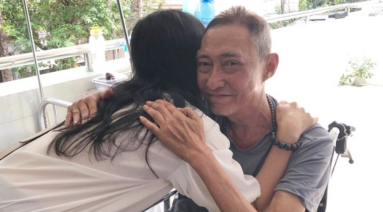 Dong nghiep nho nghe si Le Binh trong ngay gio dau hinh anh