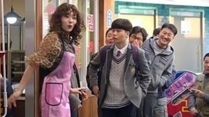 Truyen hinh Han xin loi vi chieu canh phim khieu khich, phan cam hinh anh