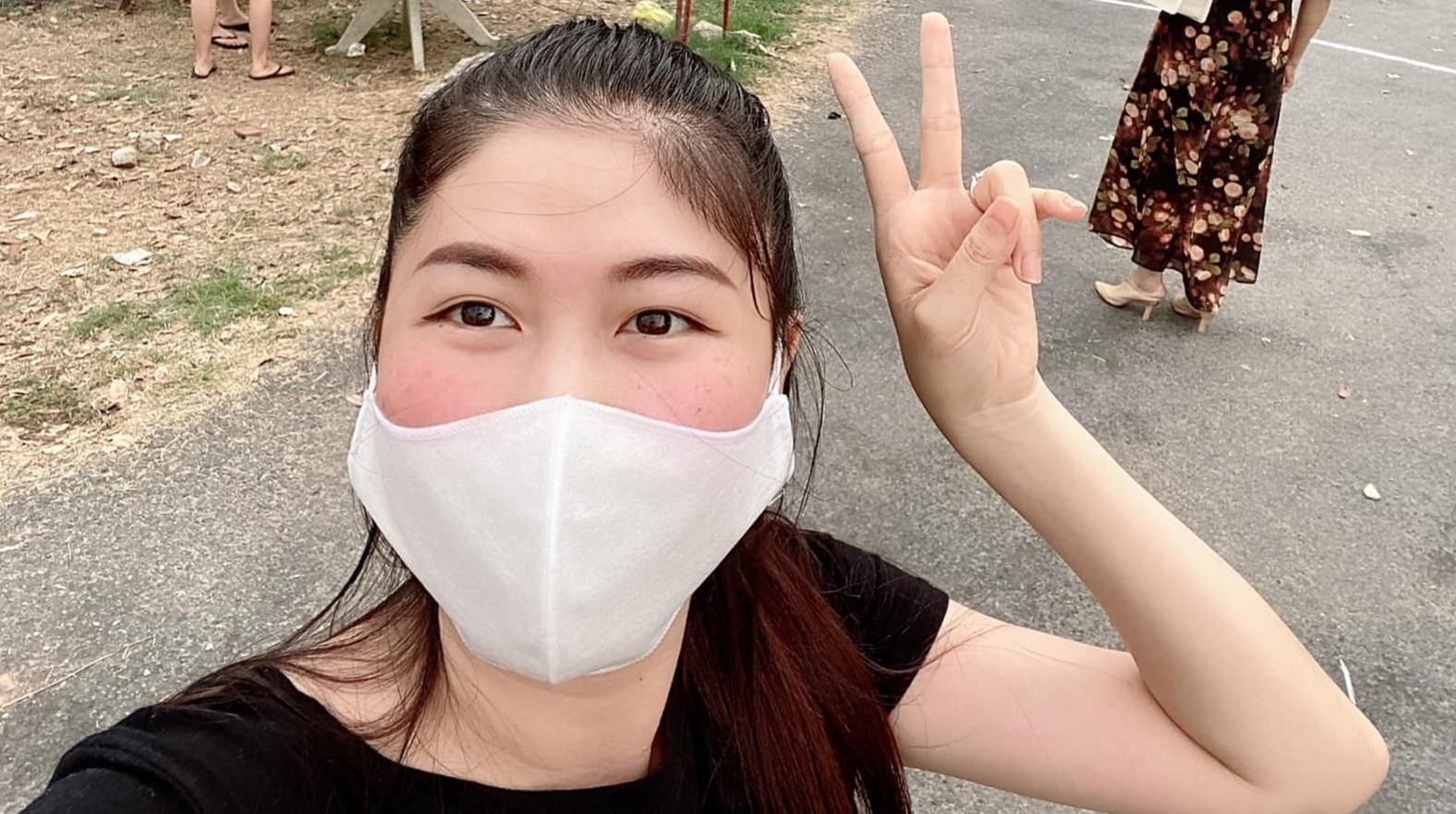 Vo Dang Khoi xuc dong khi gap chong va con trai 5 phut o khu cach ly hinh anh