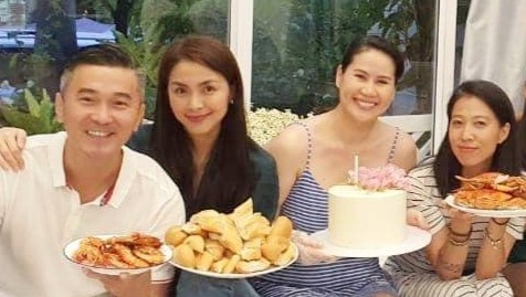 Nhom ban than hoi ngo trong sinh nhat Than Thuy Ha hinh anh