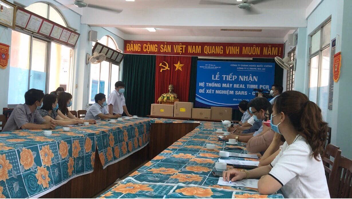 cuong do la trao tang may covid anh 1