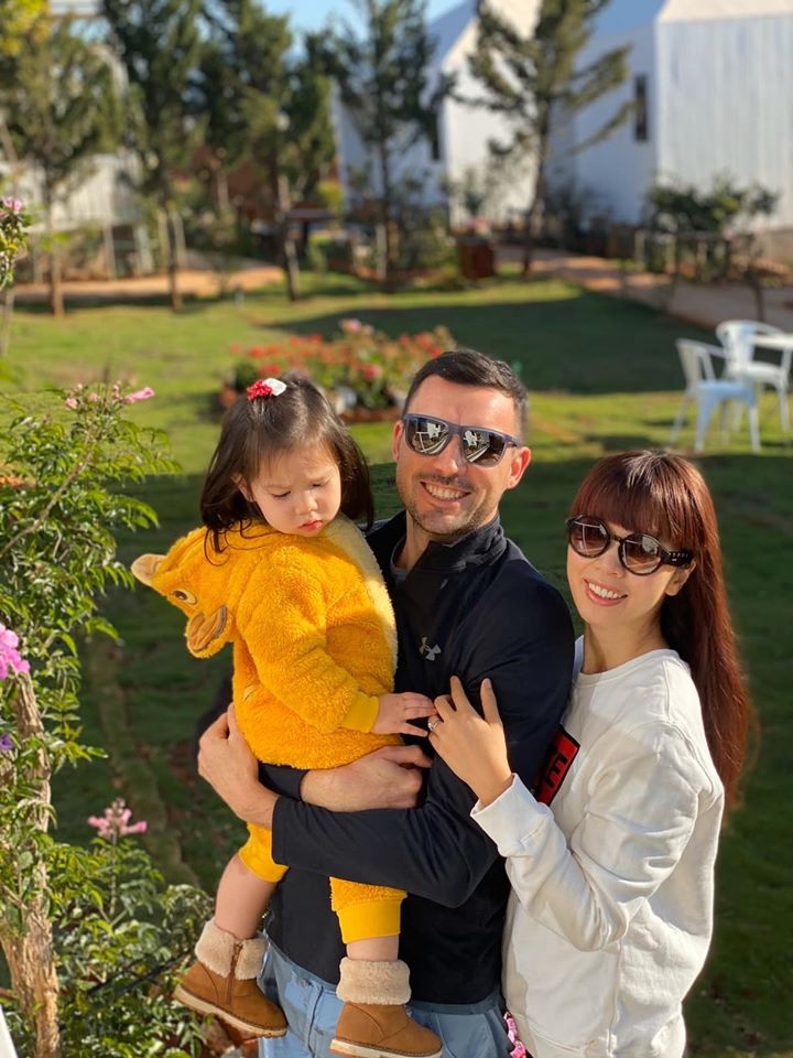 siêu mẫu hà anh đọc sách ảnh 3 sieu mau ha anh doc sach anh 3