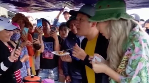 Truong Giang bi nguoi dan so ma, keo ao khi di cho que hinh anh