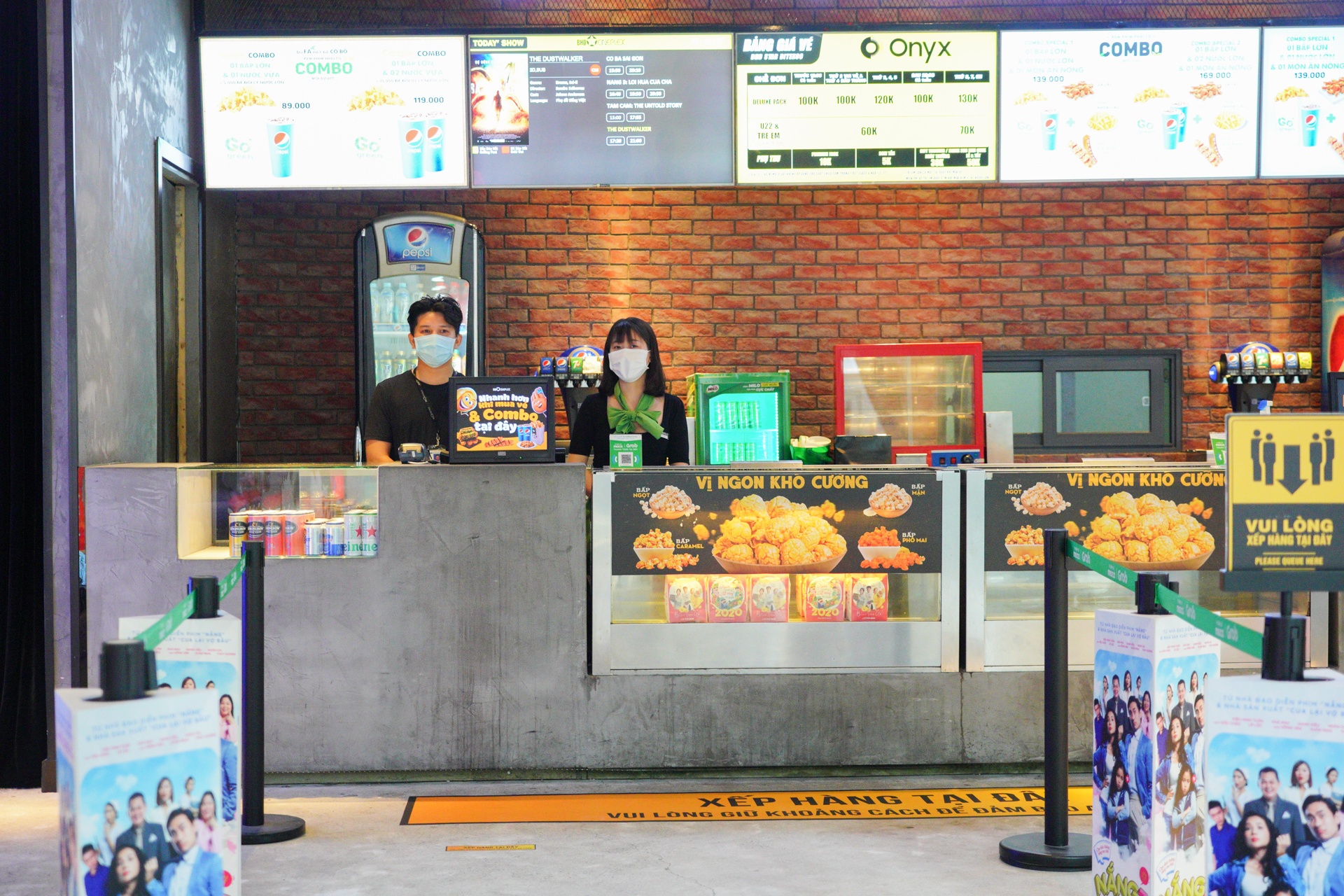 rap chieu phim thuc hien gian cach anh 11