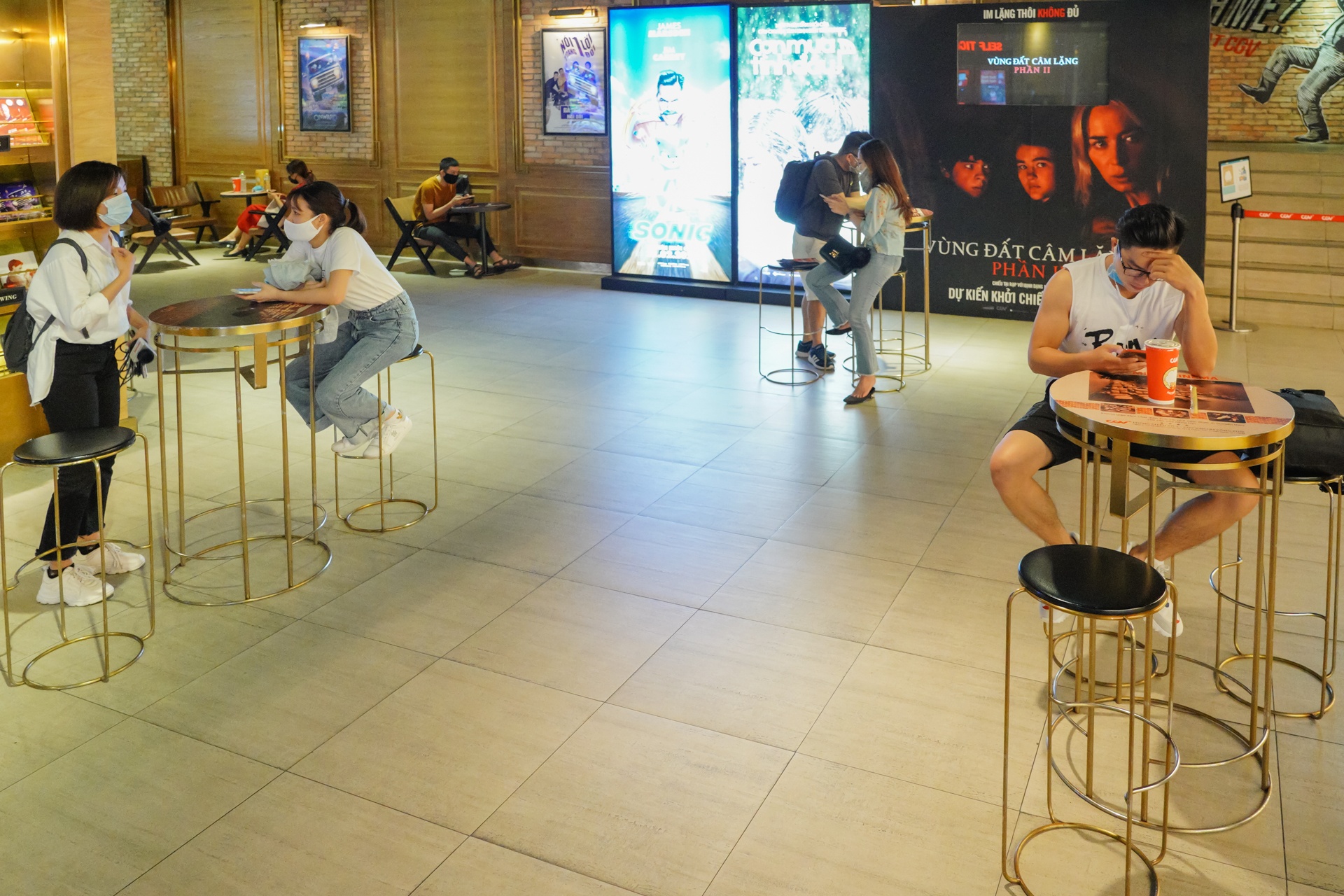 rap chieu phim thuc hien gian cach anh 14