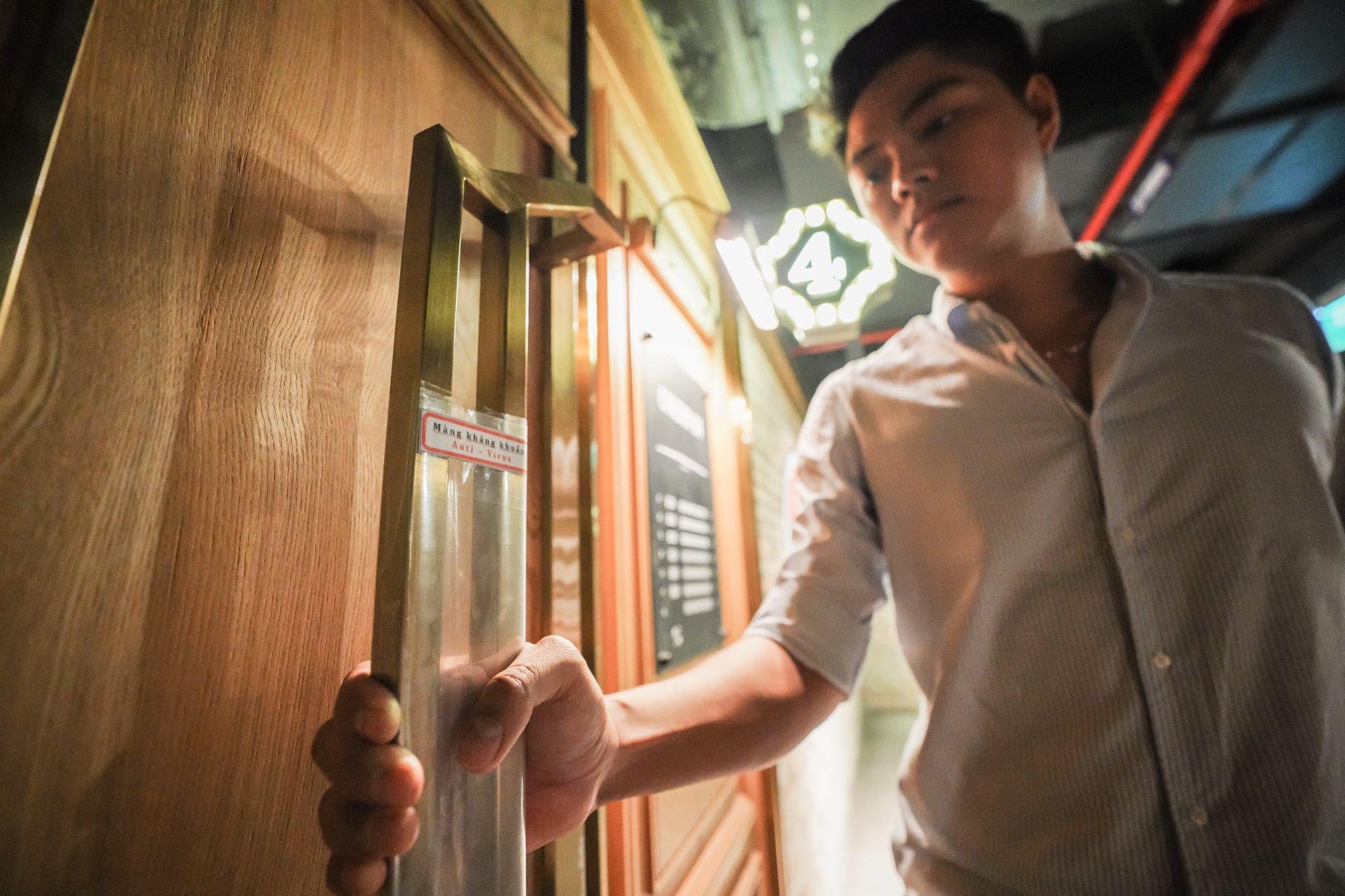 rap chieu phim thuc hien gian cach anh 15