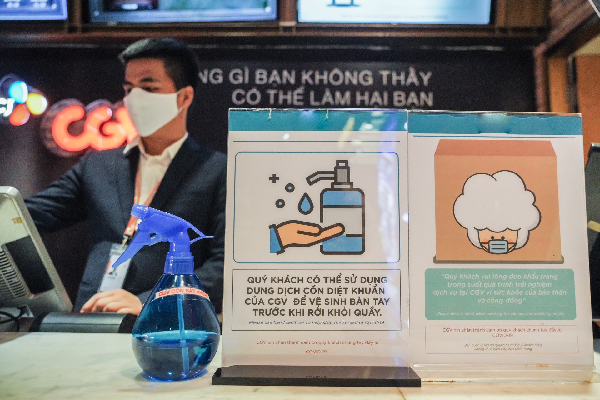 rap chieu phim thuc hien gian cach anh 12