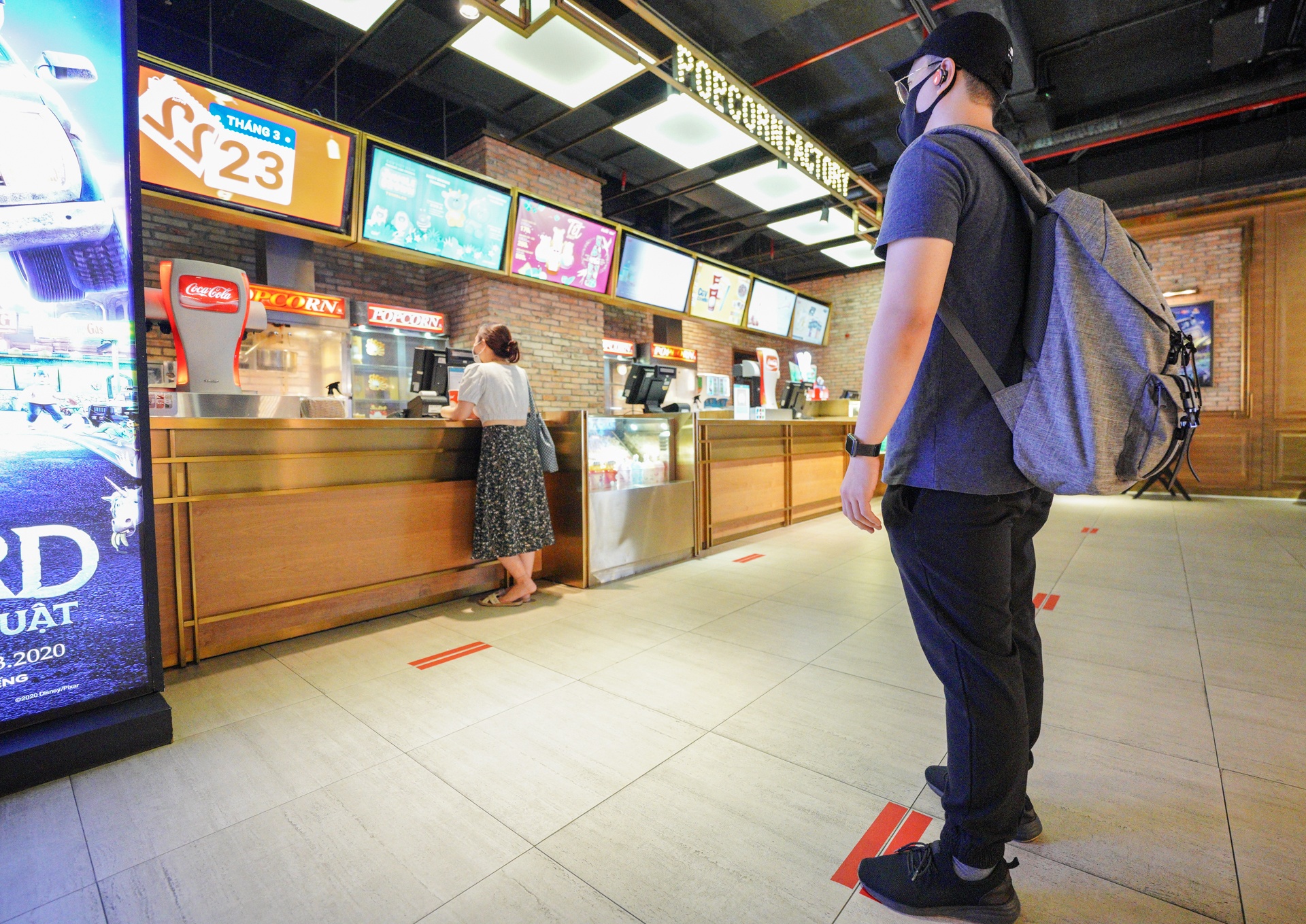 rap chieu phim thuc hien gian cach anh 9