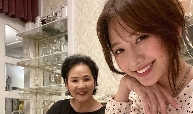 Hari Won dan me di an, Kim Hien tu trach bat hieu trong Ngay cua me hinh anh