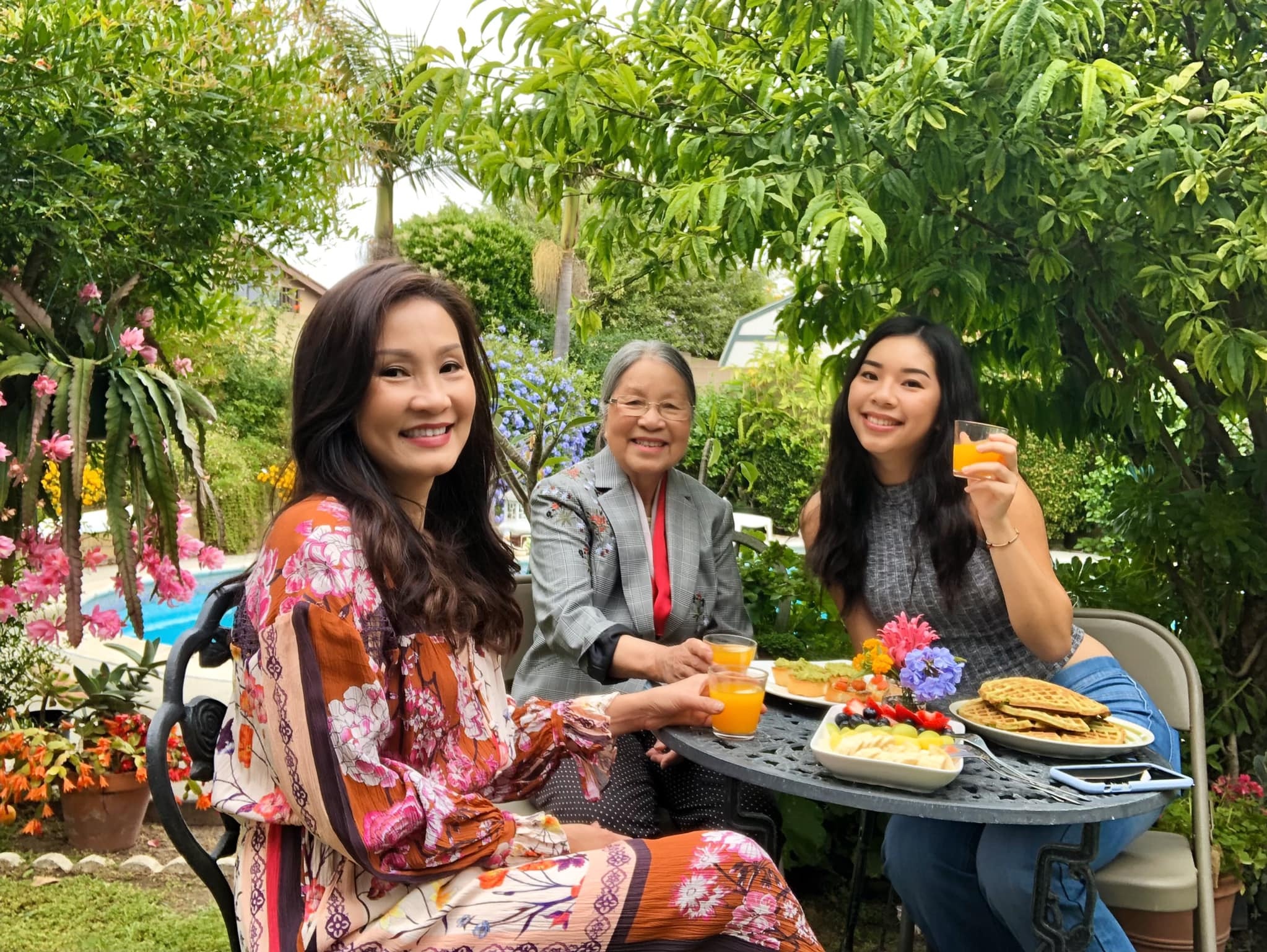 con gai nghe si hong dao anh 2