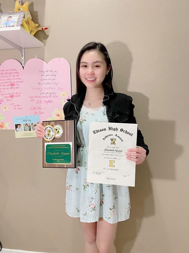 con gai nghe si hong dao anh 6