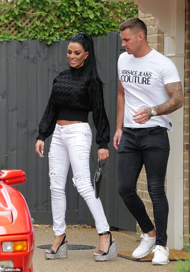 Katie Price hôn bạn trai ảnh 2 Katie Price hon ban trai anh 2