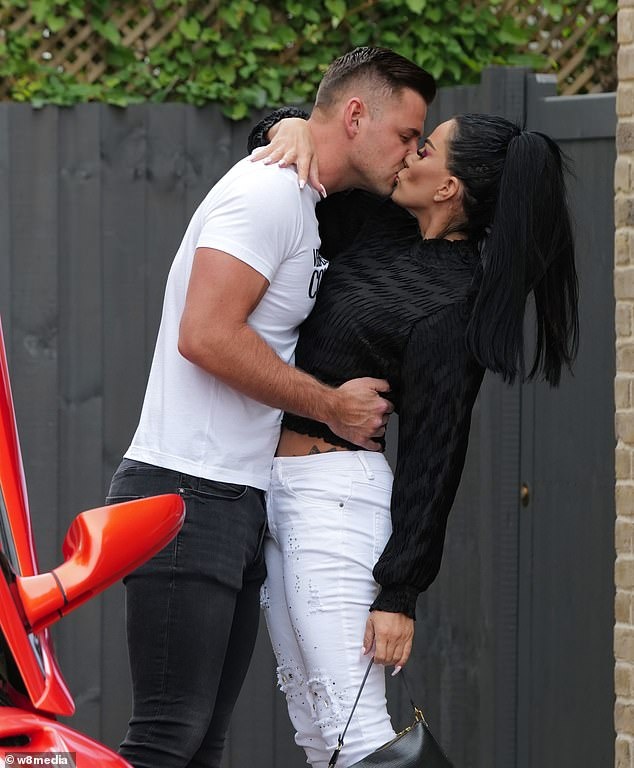 Katie Price hôn bạn trai ảnh 1 Katie Price hon ban trai anh 1