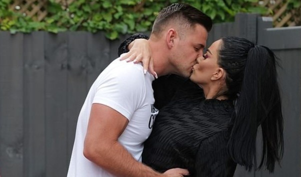 Katie Price hon ban trai kem 11 tuoi tren pho hinh anh