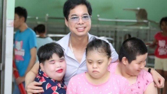 Ngoc Son chu cap, nuoi duong hon 100 tre mo coi hinh anh