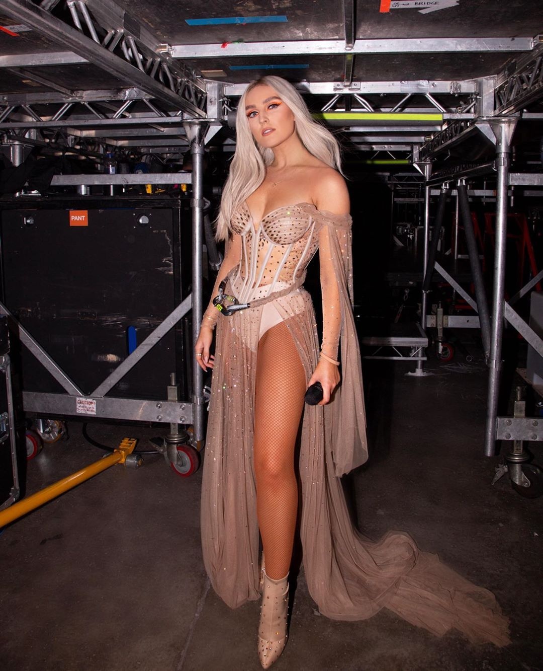 ban gai Alex Oxlade-Chamberlain anh 8