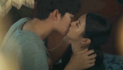 Nu hon cua Kim Soo Hyun va Seo Ye Ji hinh anh