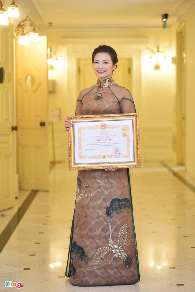 Kieu Anh phia truoc la bau troi anh 10