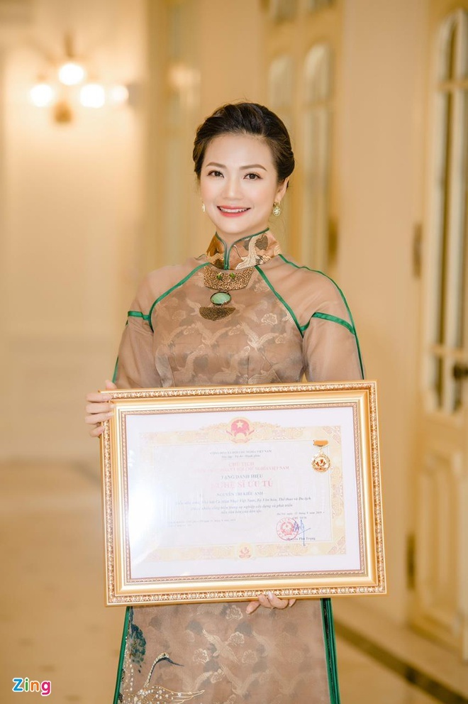 Kieu Anh phia truoc la bau troi anh 9