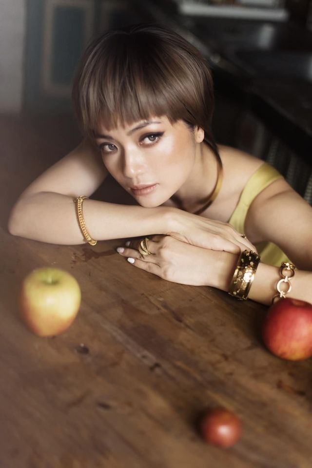 Kieu Anh phia truoc la bau troi anh 12