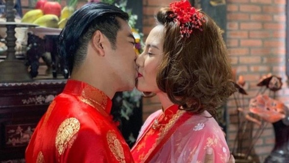 Hoang Map gay tranh cai khi dang anh Ngoc Lan hon Thanh Binh hinh anh