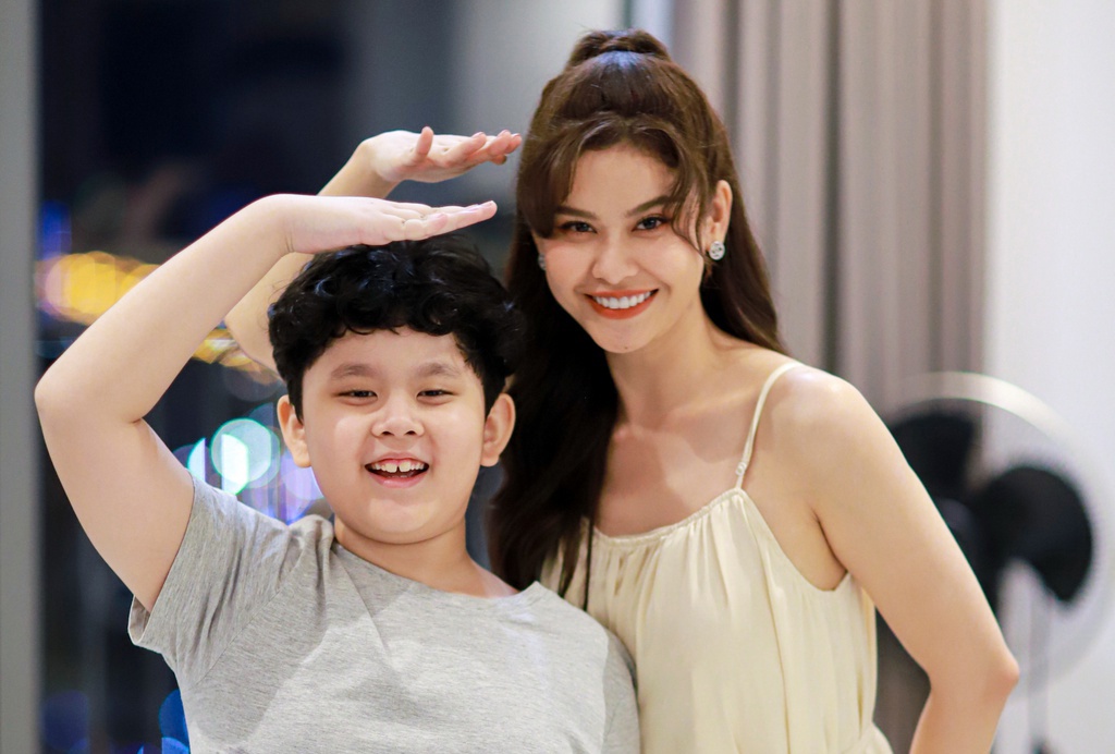 Con trai 8 tuoi cua Truong Quynh Anh cao gan bang me hinh anh