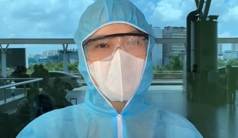 Hoang Oanh dua con trai sang Singapore doan tu voi chong hinh anh