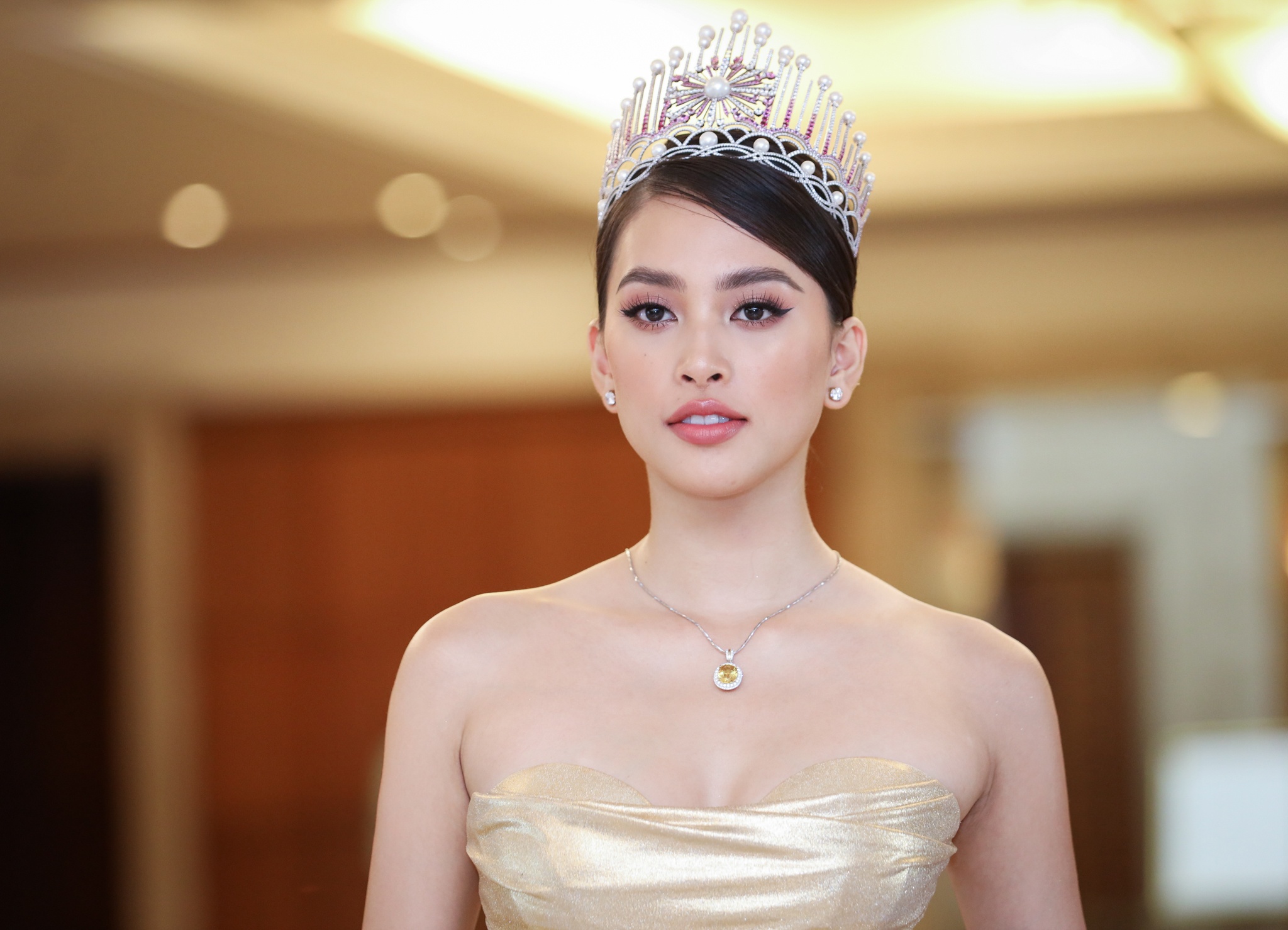 Tieu Vy khoe dang voi vay cup nguc hinh anh