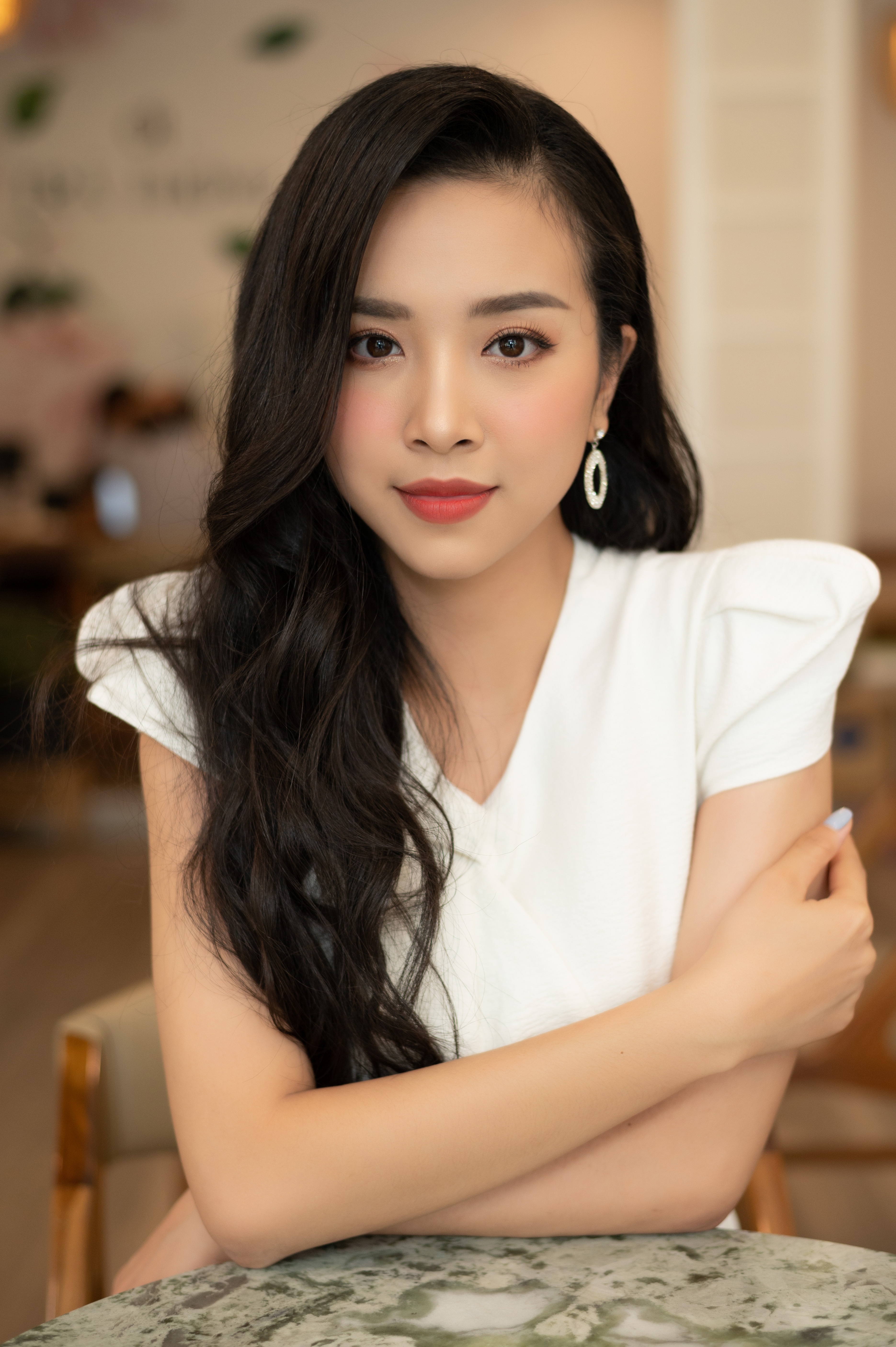 a hau thuy an va ban trai anh 3