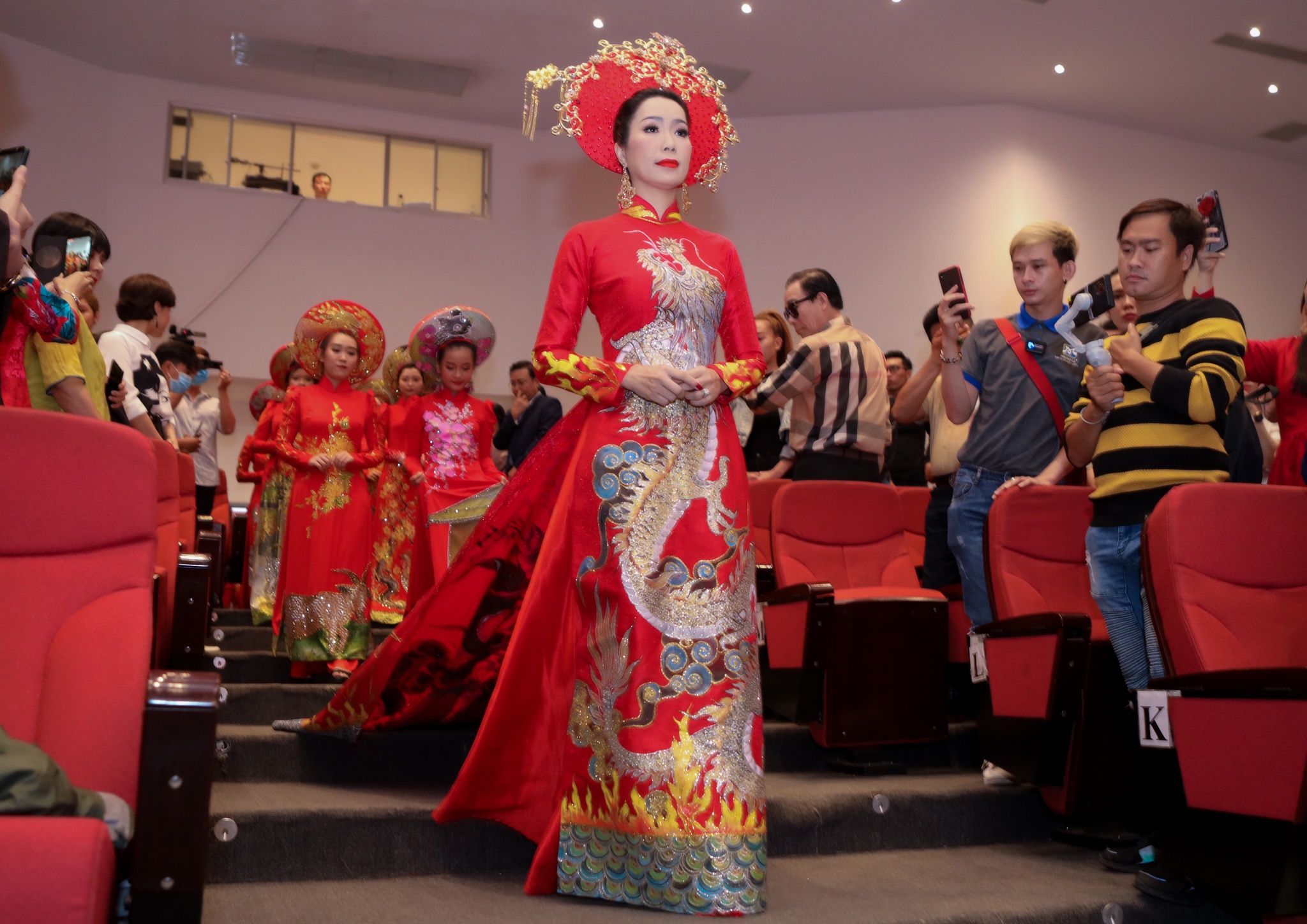 dien vien ly hai,  minh ha du gio to anh 9