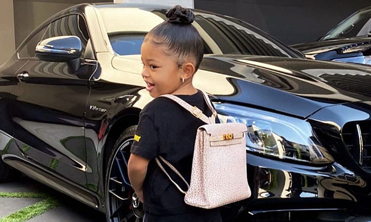 Con gai Kylie Jenner deo ba lo 12.000 USD den truong hinh anh