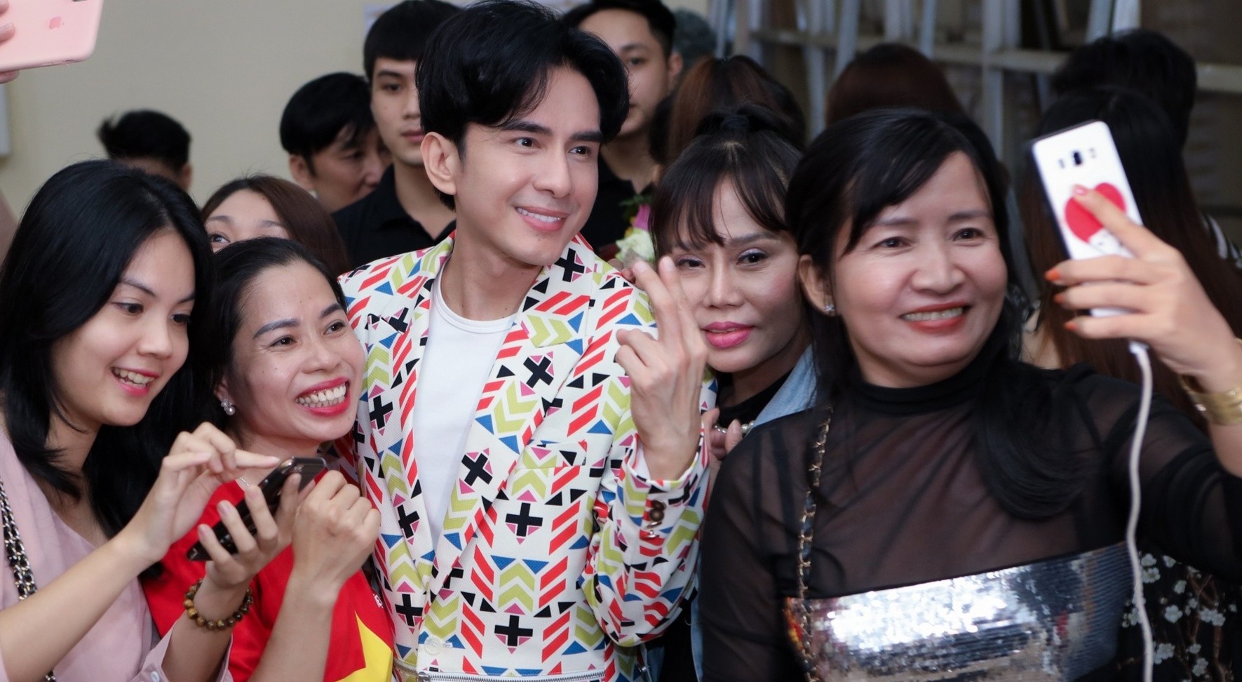 Khan gia nu vay quanh Dan Truong hinh anh