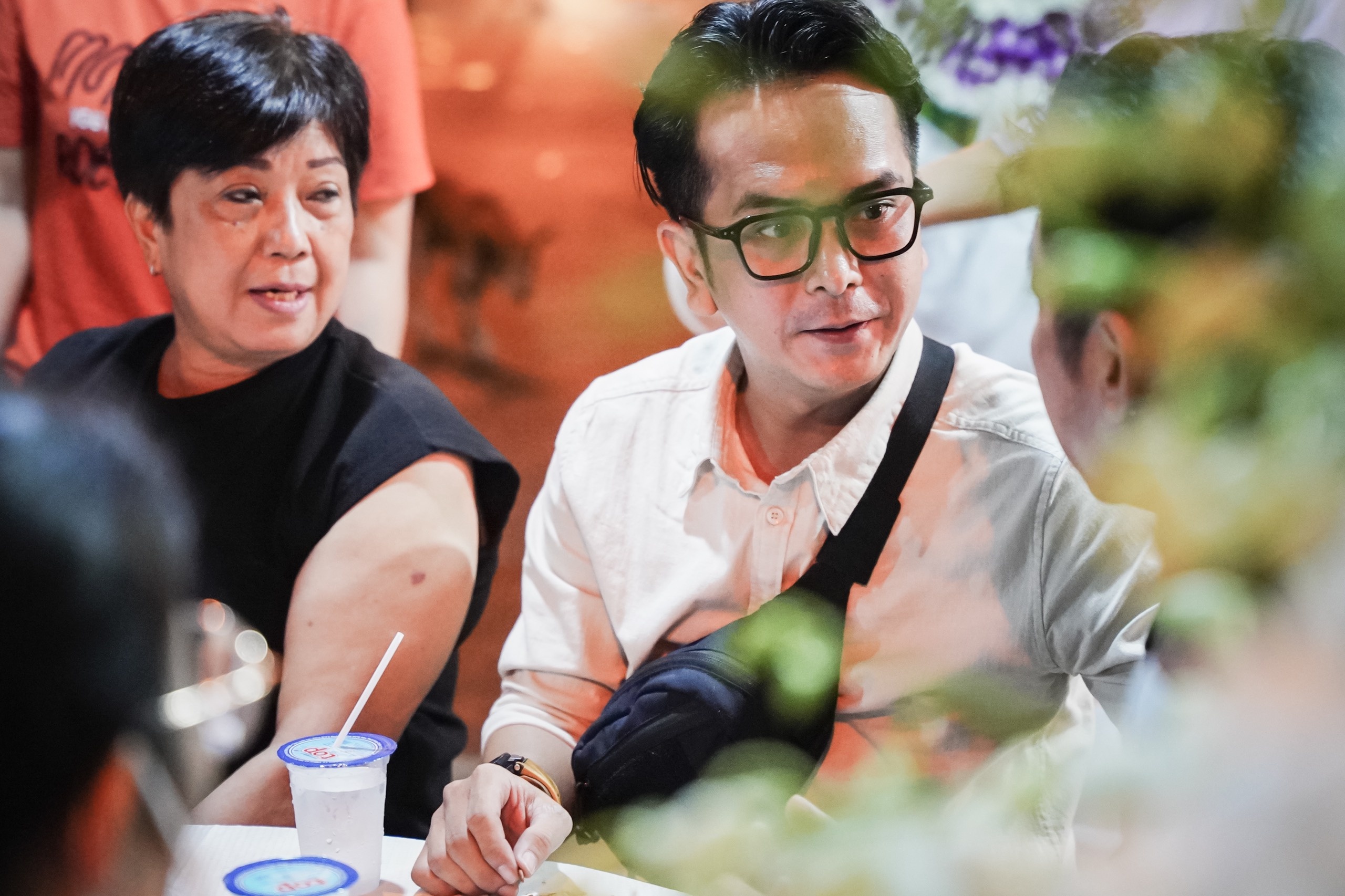 Hung Thuan, Ngoc Lan vieng nghe si Anh Hoa trong dem cuoi hinh anh