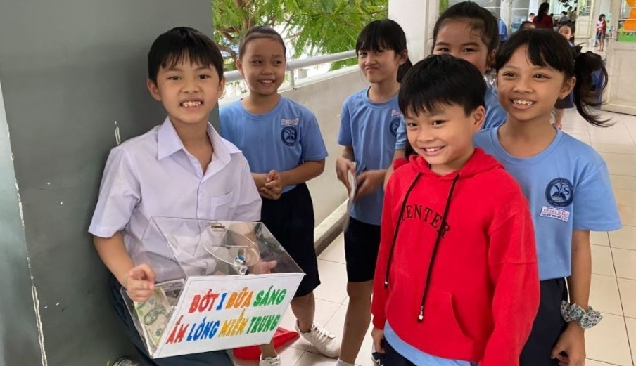 Con trai Dang Khoi quyen gop duoc 100 trieu dong ung ho mien Trung hinh anh