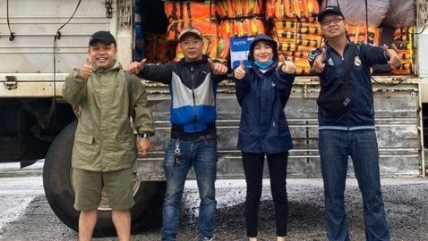 Xe tai cho do cuu tro cua Hoa Minzy gap su co hinh anh