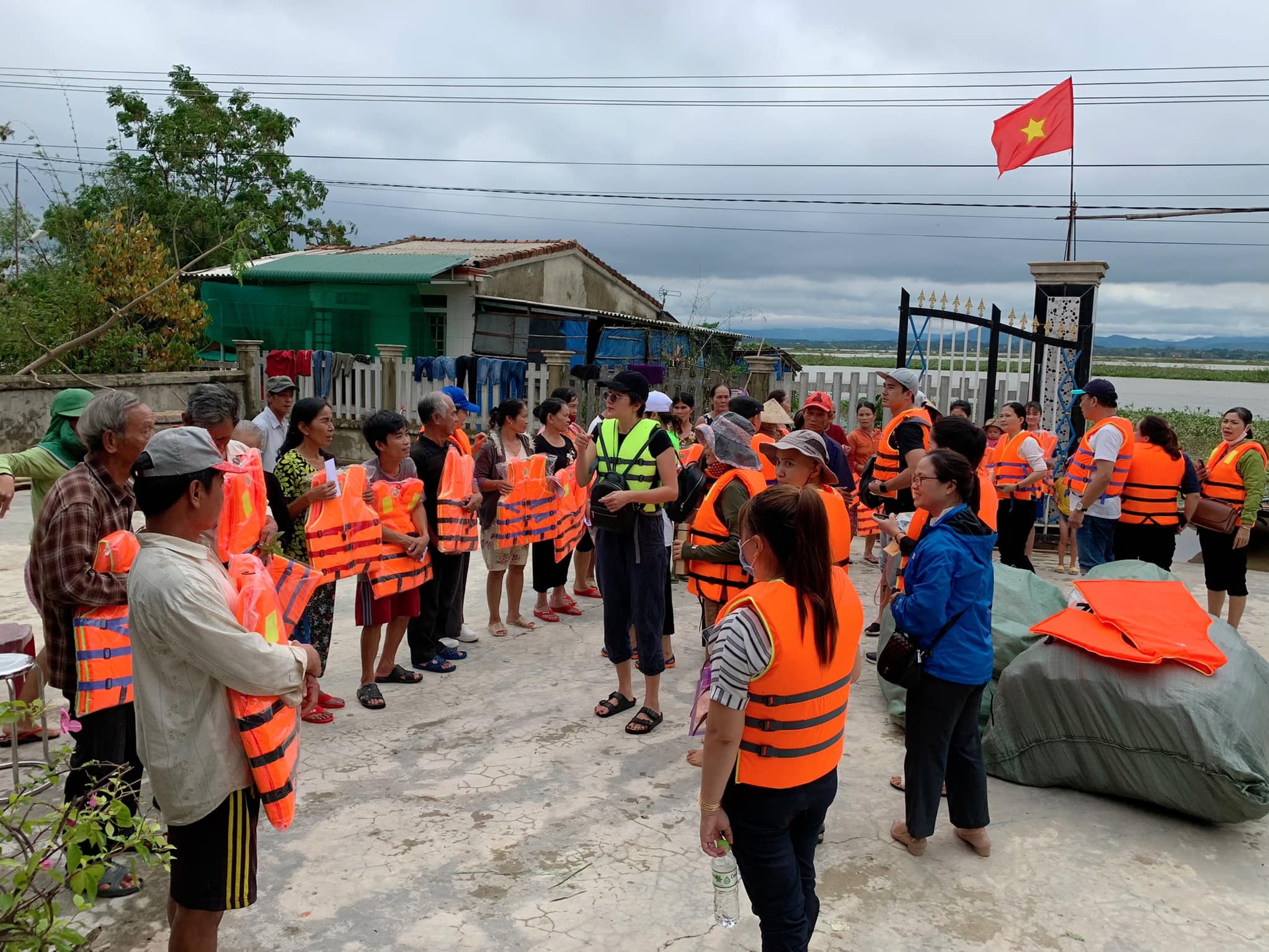 thuy tien giup do mien Trung anh 6