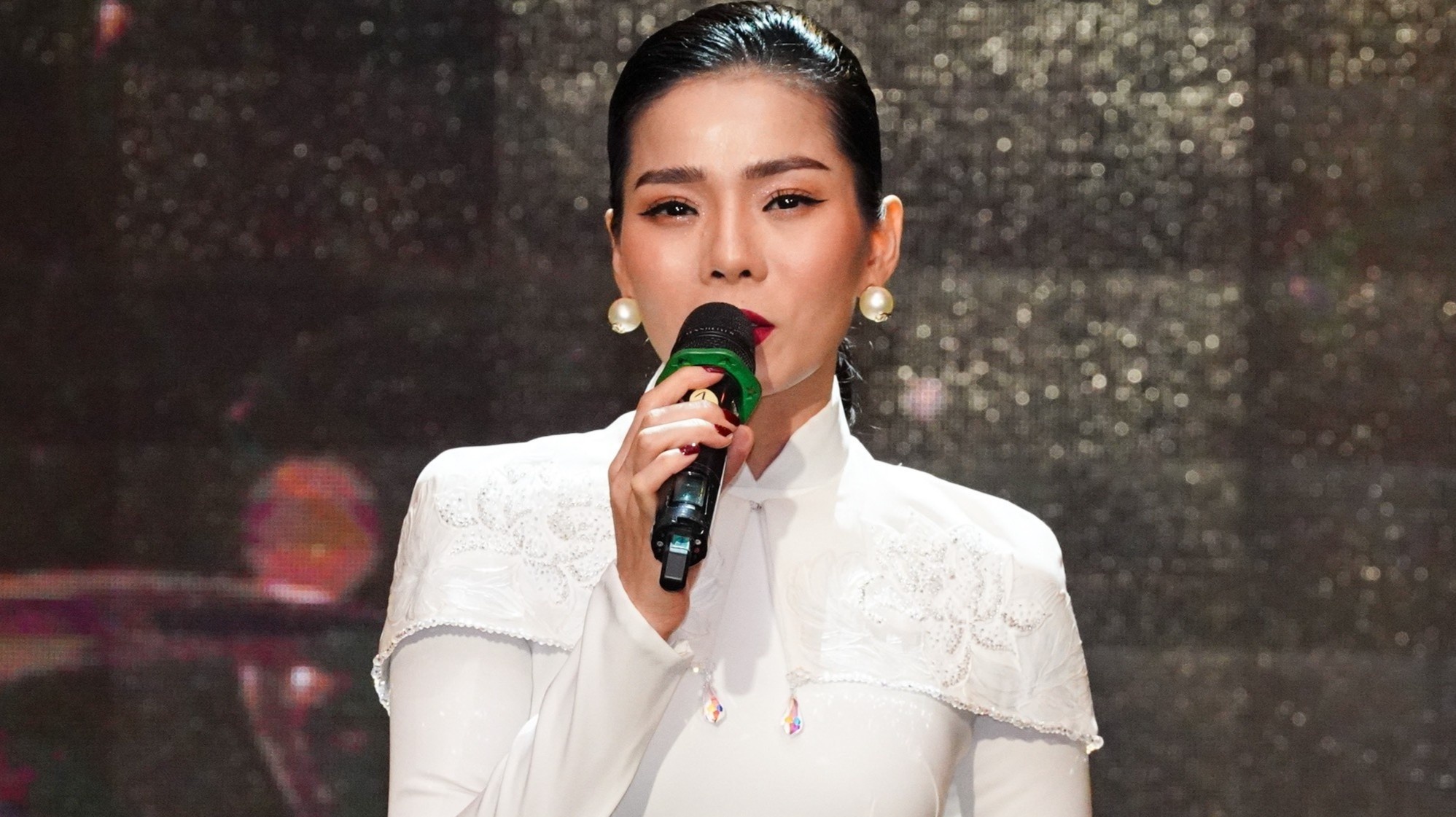 Le Quyen lan dau xuat hien sau thong bao ly hon hinh anh