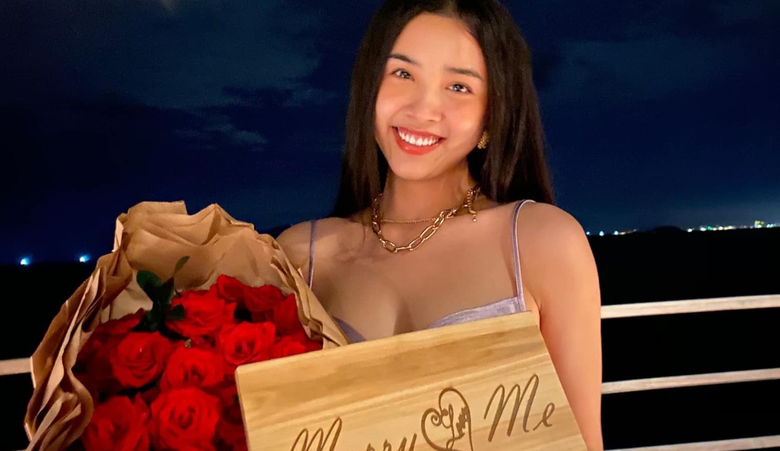 A hau Thuy An duoc ban trai cau hon hinh anh