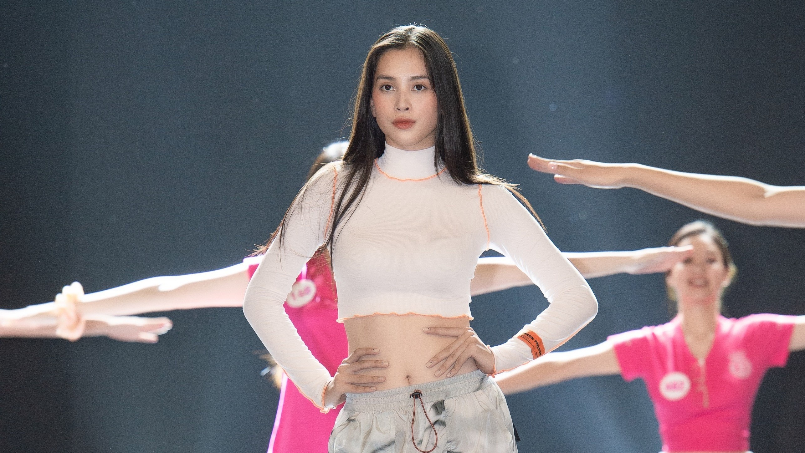 Tieu Vy khoe eo thon trong buoi tong duyet chung ket HHVN hinh anh