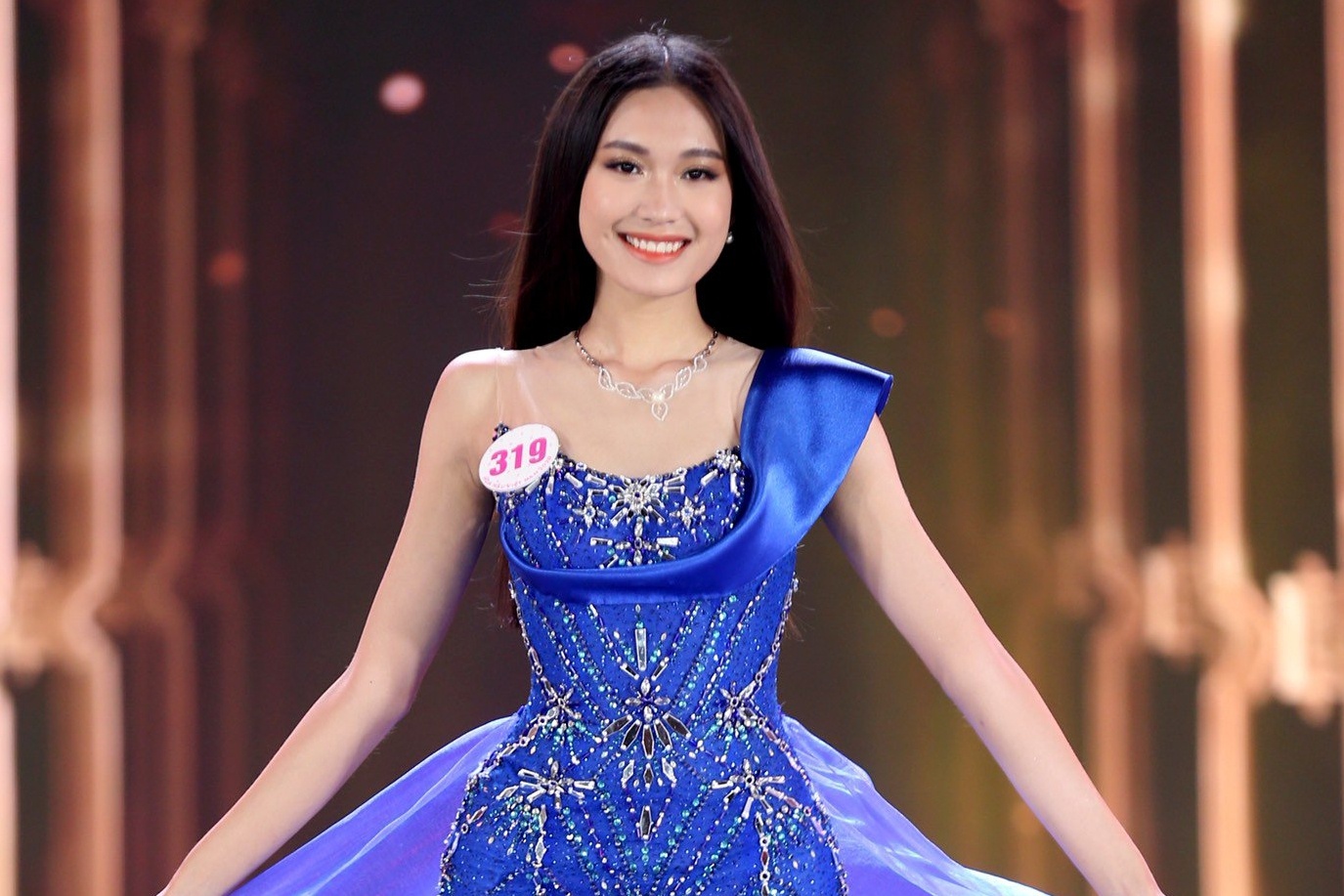 Nhieu nguoi dep Hoa hau Viet Nam lung tung khi trinh dien dam da hoi hinh anh