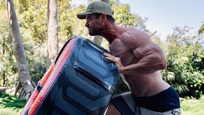 Chris Hemsworth khoe than hinh luc luong khi tap luyen hinh anh