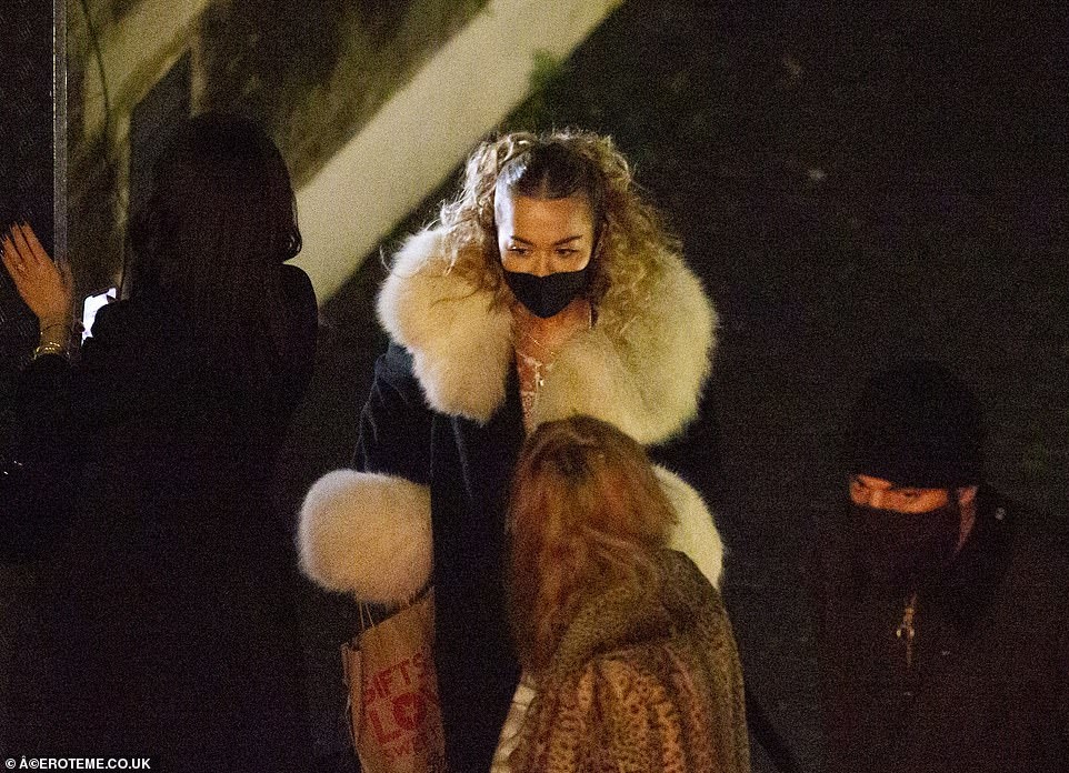 ca sĩ rita ora bị phạt ảnh 1 ca si rita ora bi phat anh 1