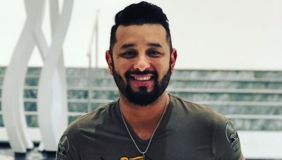 Thi sinh The Voice Mexico qua doi sau khi tiem nham lieu vitamin hinh anh