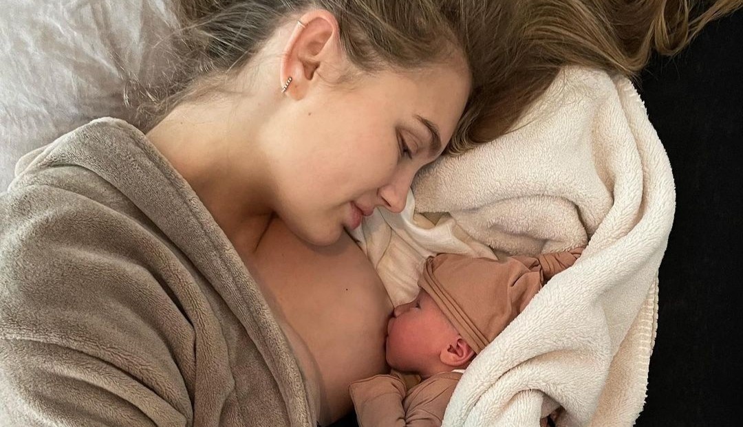 Thien than noi y Romee Strijd sinh con gai dau long hinh anh