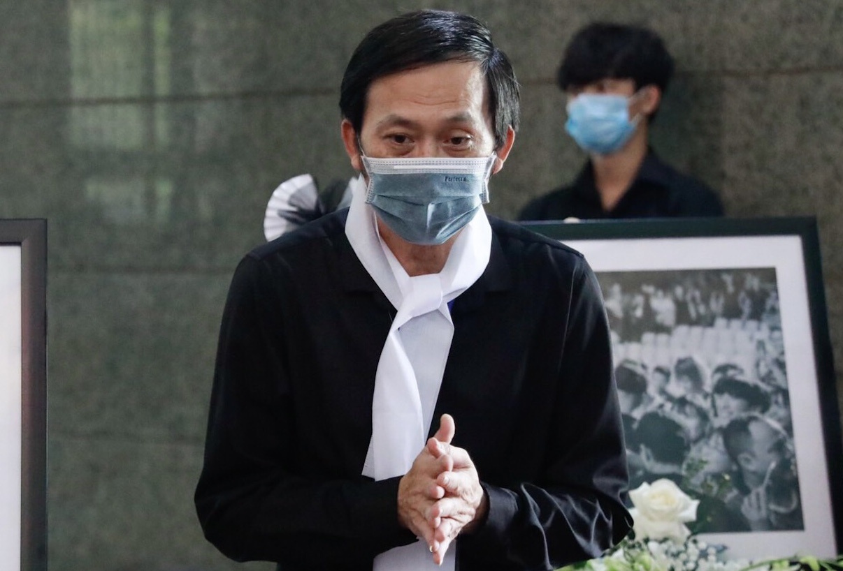 Hoai Linh: ‘Xin duoc khoc de chao nguoi anh ra di khong tro lai’ hinh anh