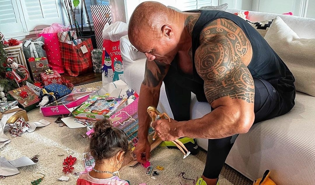 The Rock dang anh ben con gai trong ky nghi Giang sinh hinh anh