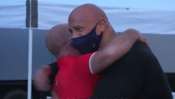 The Rock tang xe hoi cho an nhan dip Giang sinh hinh anh