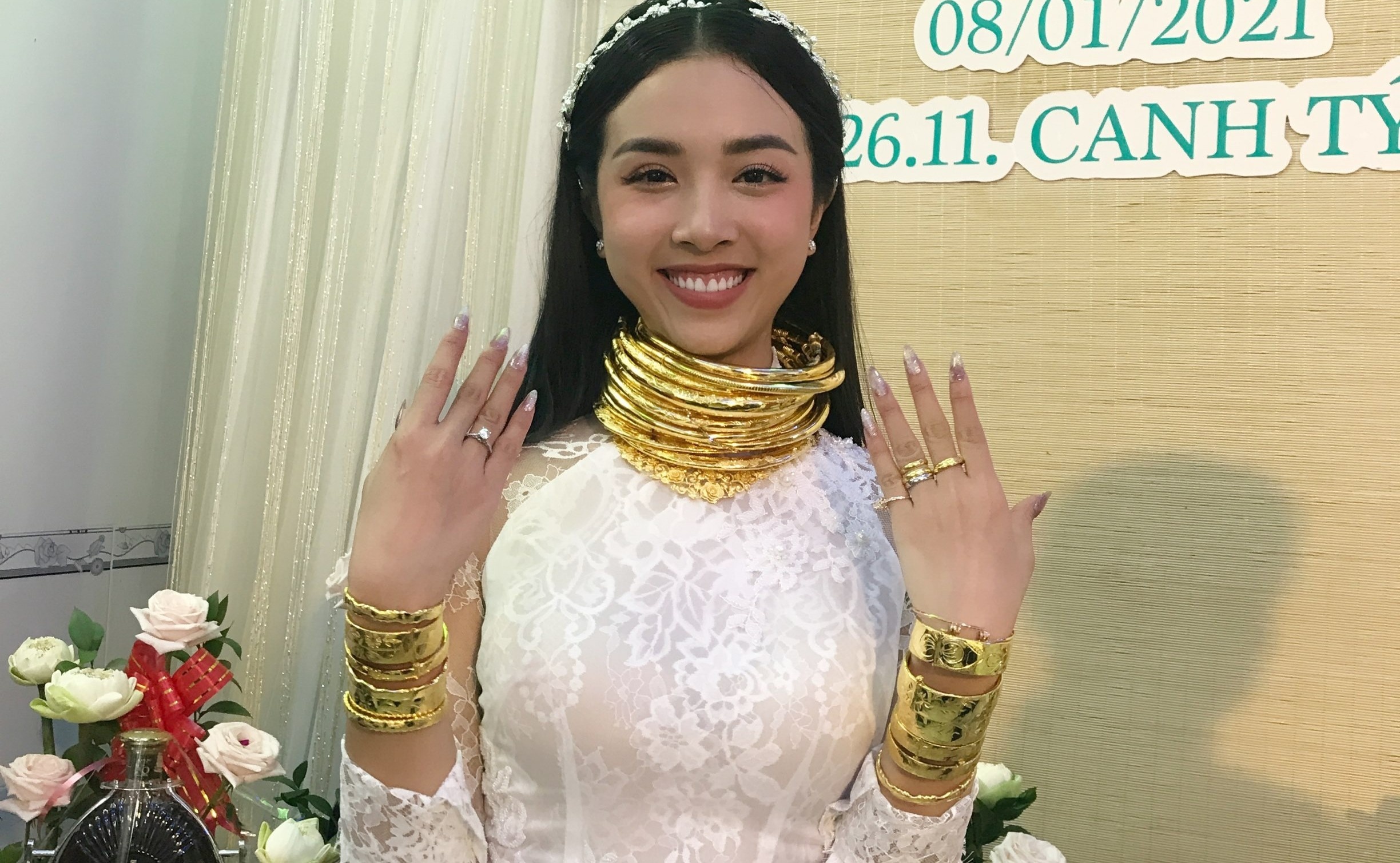 A hau Thuy An deo 13 cay vang trong le cuoi hinh anh