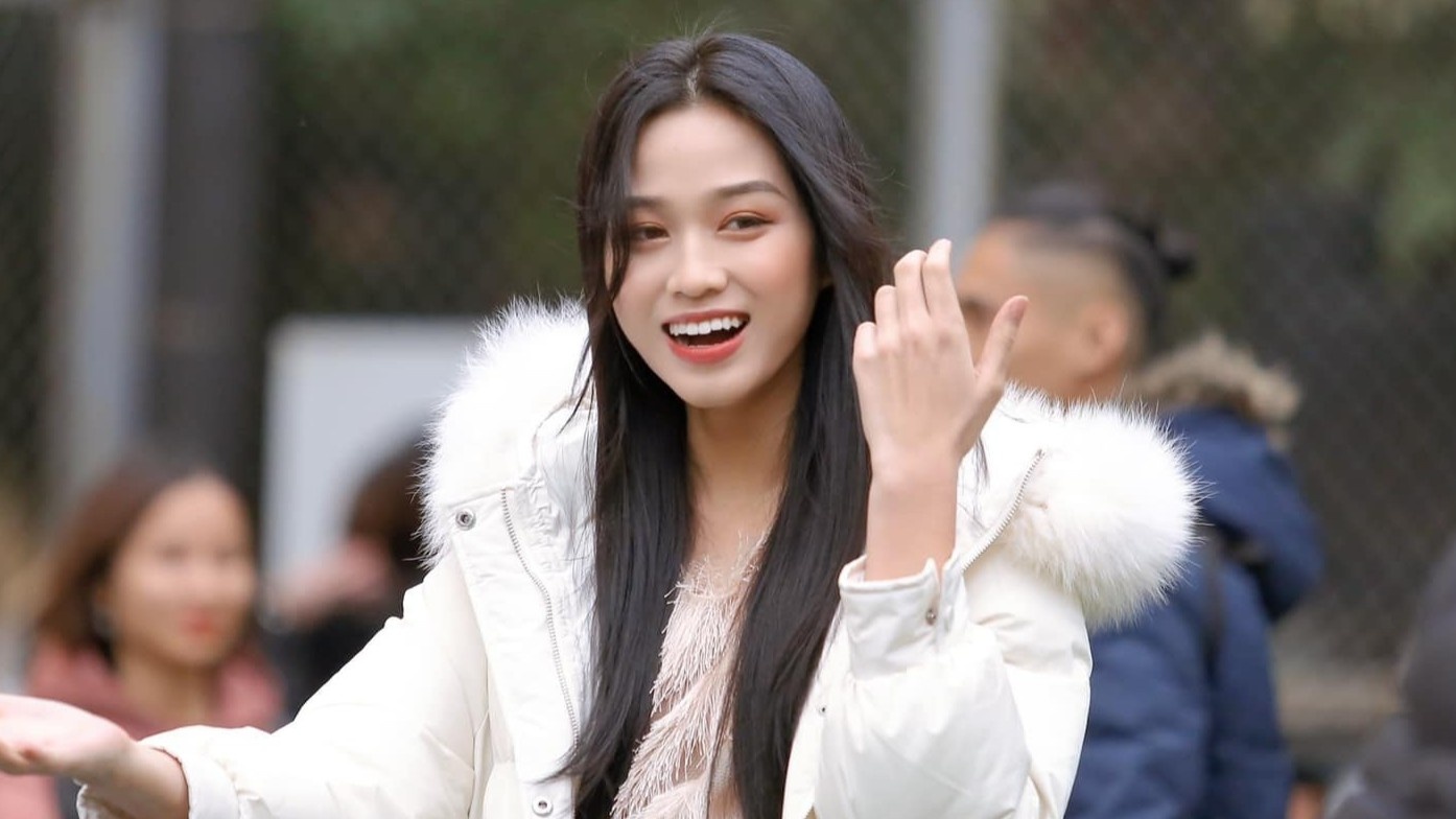 Hoa hau Do Thi Ha di xem bong da hinh anh