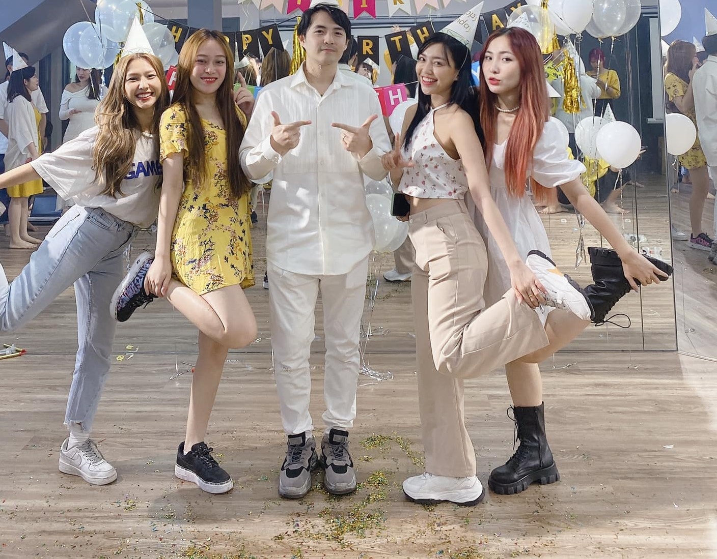 nghe si thuong tet cho nhan vien anh 1